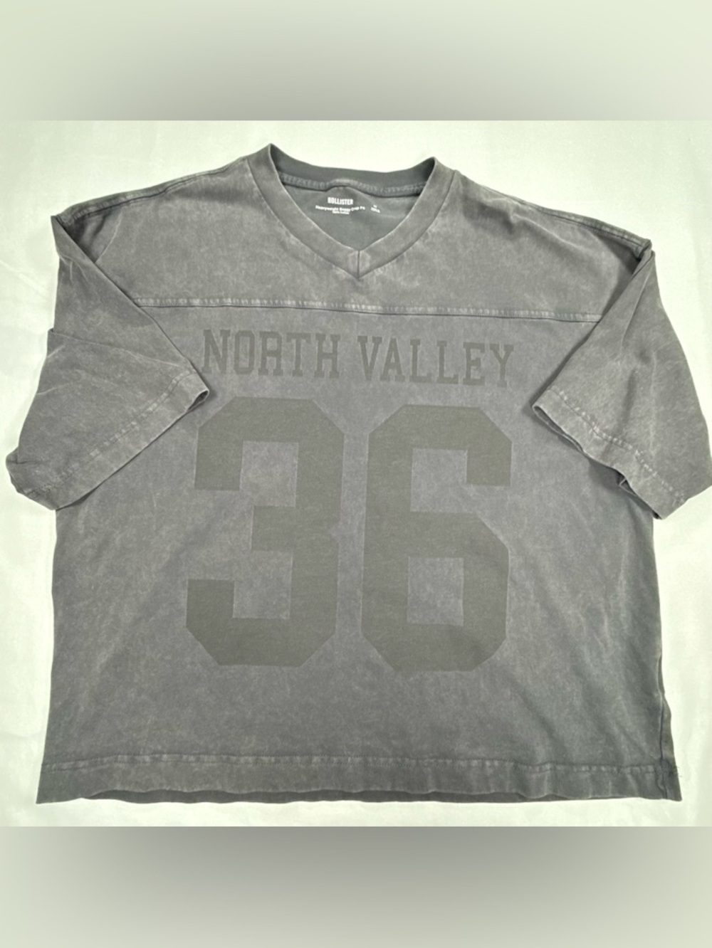 Hollister Men's Gray V-Neck 'North Valley 36' Graphic Tee - Picture 2 of 10